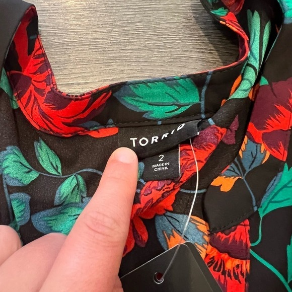 NWT Torrid Georgette Hi Low Floral Tunic Blouse V Neck Black Red Size 2 2X - Picture 6 of 6